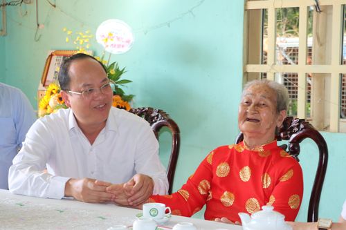 Phó Bí thư Thành ủy TPHCM Nguyễn Hồ Hải thăm, mừng thọ Mẹ Việt Nam Anh hùng