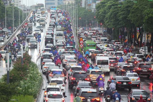 Đường phố Hà Nội ùn tắc trong cơn mưa lớn ngày đầu tuần
