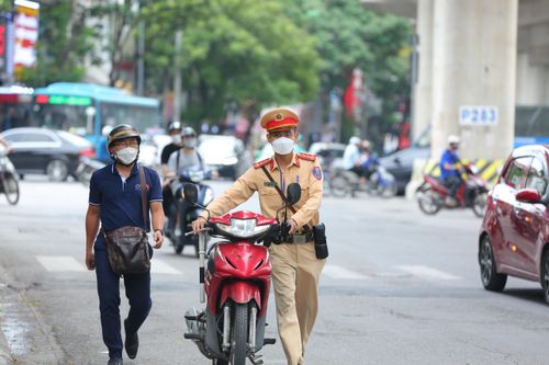 Hà Nội: Cảnh sát giao thông mạnh tay với 'ma men'