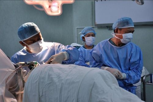 Mổ não cứu bé trai 6 tuổi ngày nào cũng bị co giật 6-7 lần