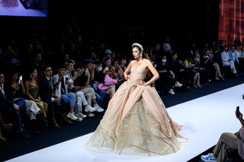 'Thị Mầu in Paris': Tuyên ngôn thời trang đậm nữ quyền