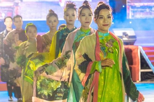 Áo dài trong Ngày hội Sen Huế 2022