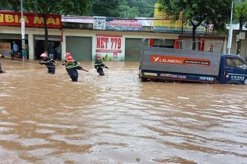 TP Sơn La mưa lớn, hàng loạt ôtô chết máy giữa biển nước