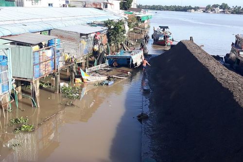 Sà lan mất lái tông chìm tàu cá trên sông Tiền