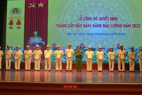 Công an quận Bắc Từ Liêm công bố các quyết định nâng lương, thăng cấp bậc hàm năm 2022