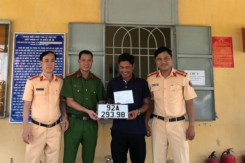 Người dân vui mừng khi được đăng ký xe ô tô tại thành phố Hội An