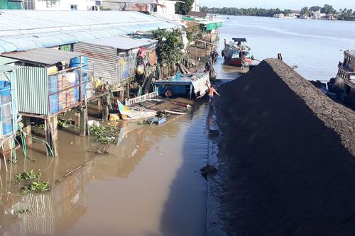 Kinh hãi sà lan mất lái tông chìm tàu cá trên sông Tiền
