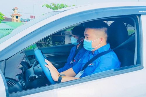 'Taxi miễn phí' kịp thời hỗ trợ thí sinh quên giấy tờ thi