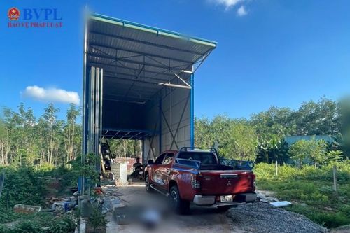Người đàn ông đang rửa xe bỗng lăn đùng ra chết