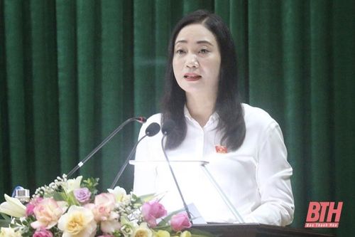 Bí thư Đảng ủy khối cơ quan và doanh nghiệp tỉnh Trần Văn Hải và các đại biểu HĐND tỉnh tiếp xúc cử tri huyện Vĩnh Lộc