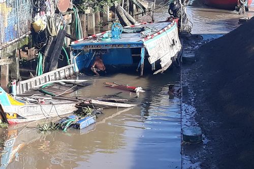 Sà lan tông liên tiếp 2 ghe chở cá, 1 người bị thương nặng