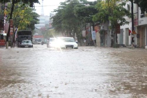 Thành phố Sơn La ngập nặng sau mưa lớn, xe cộ 'bơi' trong biển nước