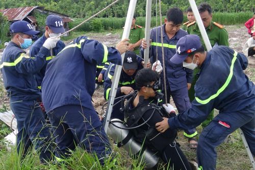 Hút cạn nước giếng sâu hơn 10m tìm thi thể người đàn ông