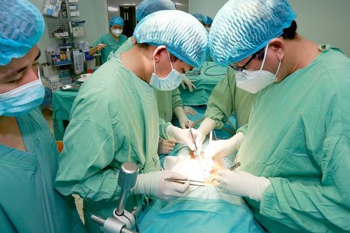 Cùng lúc ghép thận cho 2 bệnh nhân từ người hiến tạng bị chết não