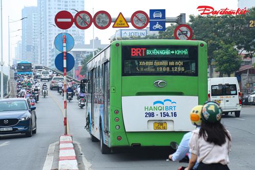 Biển cấm xe máy di chuyển vào giờ cao điểm ở cầu vượt Lê Văn Lương – Láng Hạ chỉ để 'làm cảnh'
