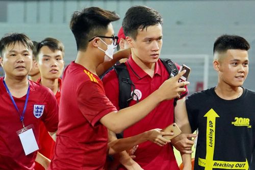 Hoàng Đức chật vật rời khỏi vòng tay người hâm mộ