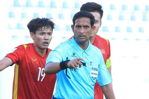 Vì sao trọng tài rút thẻ đỏ với cầu thủ Malaysia?