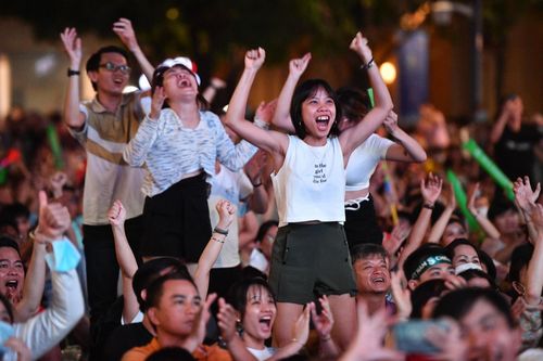 Người hâm mộ ôm nhau reo hò sau chiến thắng của U23 Việt Nam