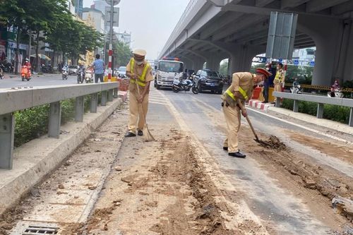 Đất đá rải đầy lối lên xuống đường Vành đai 3