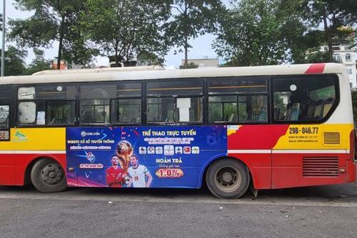 Kiểm tra loạt xe buýt dán quảng cáo trang website cá độ ở Hà Nội