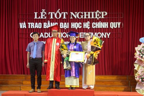 Sinh viên thủ khoa đầu vào 'ẵm' luôn danh hiệu thủ khoa ra trường