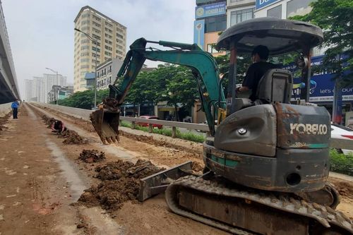 Hà Nội: Đường dẫn lên vành đai 3 trên cao 'ngập' trong bùn đất, công an truy tìm thủ phạm