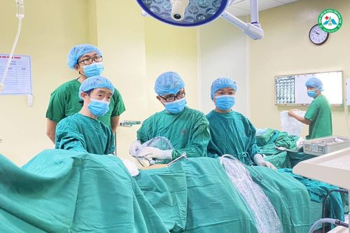 6 tiếng đồng hồ phẫu thuật khối u 2kg chèn ép lồng ngực bệnh nhân