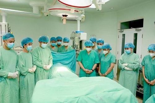 Ghép thận cho 2 bệnh nhân từ ca hiến tạng sau khi chết não