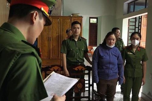 Không có khả năng xin việc, vẫn 'nổ' có nhiều mối quan hệ để lừa chạy việc