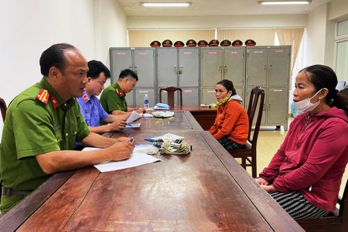 Vờ mua lá chuối để đồng bọn đột nhập trộm trang sức và hơn 20.000 USD của chủ nhà