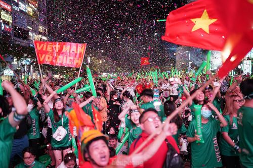 Hồi hộp với VAR, CĐV TPHCM gào thét khàn giọng sau phán quyết của trọng tài