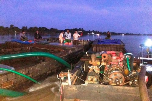 Cảnh sát mật phục bắt quả tang nhóm 'cát tặc' trên sông Tiền