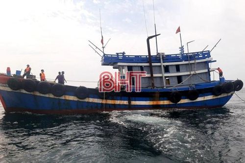 Bắt 2 tàu cá sử dụng lưới giã cào khai thác trái phép trên vùng biển phía Nam Hà Tĩnh