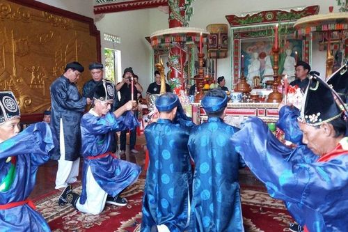 Lễ hội tôn vinh và tri ân thủy tổ nghề khai thác yến sào ở Khánh Hòa