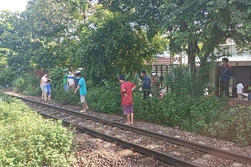 Băng ngang đường sắt mua đồ ăn, 1 người bị tàu hỏa tông tử vong