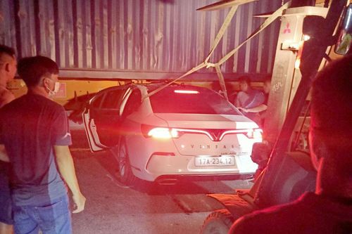 Ô tô con va chạm xe đầu kéo ở Thái Bình, 4 người thương vong