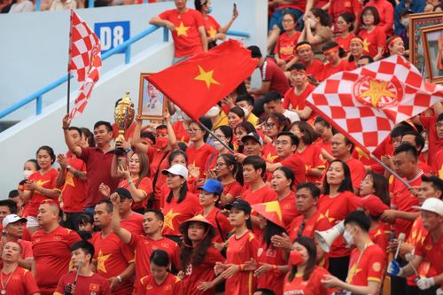 CĐV lặn lội đến Uzbekistan ủng hộ U23 Việt Nam, sao nỡ chê bai vì một lời cổ vũ?