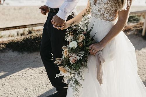 Những người Mỹ cháy túi, nợ nần vì phải đi ăn cưới liên tục