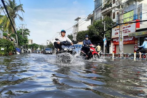TP HCM vẫn còn nhiều tuyến đường ngập nặng do triều cường
