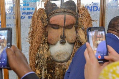 Vua Bỉ trả lại mặt nạ Kakungu, dân Congo nói điều đó vẫn chưa đủ