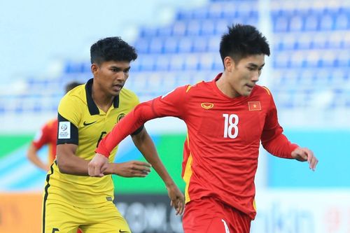 Hàng thủ Malaysia vất vả trước U23 Việt Nam