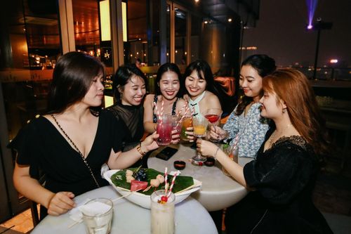 Áp lực phải chi tiền tụ tập sau giờ làm