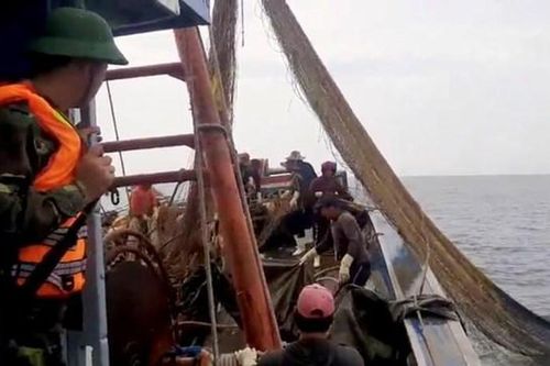 Hà Tĩnh: Bắt tàu giã cào tận diệt hải sản trên biển