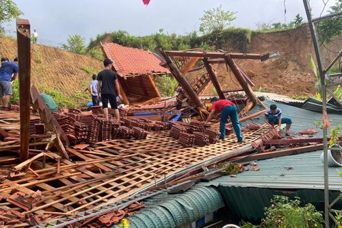 Sập nhà ở Thanh Hóa, cả gia đình 3 người mắc kẹt