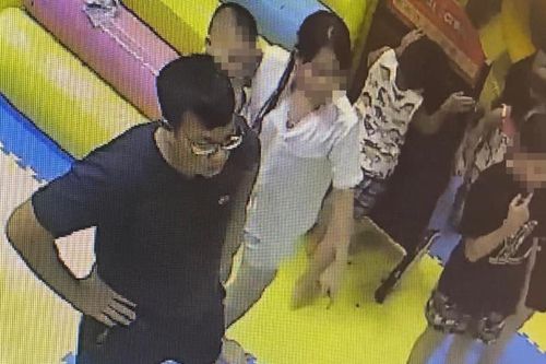 Triệu tập gã đàn ông đánh bé gái ở khu vui trẻ em