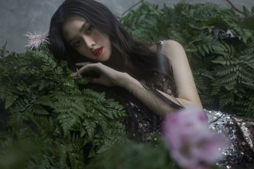 Á hậu Tường San 'lột xác' với phong cách quyến rũ, tạo hình mới mẻ