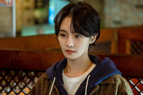 Nhờ mẹ của bạn trai lấy đồ hộ, vừa nhìn tên gói đồ bác liền mắng mỏ tôi là 'gái mất nết'