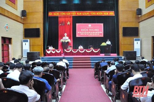 Chủ nhiệm Ủy ban Kiểm tra Tỉnh ủy Lê Quang Hùng và các đại biểu HĐND tỉnh tiếp xúc cử tri huyện Cẩm Thủy