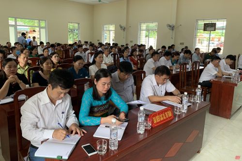 Phó Chủ tịch UBND tỉnh Mai Xuân Liêm và các đại biểu HĐND tỉnh tiếp xúc cử tri huyện Quan Hóa