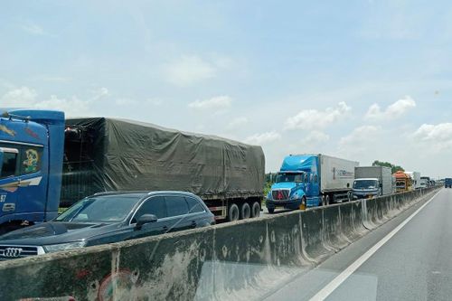 Lắp biển chỉ dẫn đường, cao tốc TP.HCM - Trung Lương ùn tắc 10 km